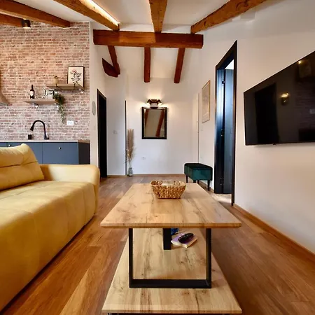 Brand New Centre 2 *